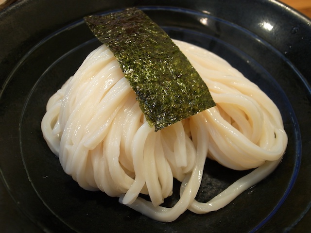 Udon-Nudeln mit einem Blatt getrockneter Meeresalge (nori).