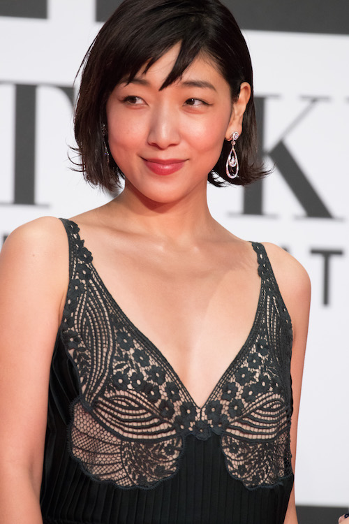 Die Schauspielerin Andō Sakura in einem schwarzen Trägerkleid.