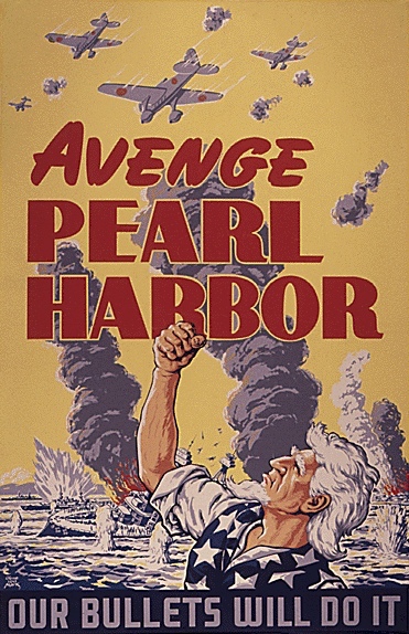 Ein US-Amerikaner reckt entschlossen die geballte Faust gen Himmel, im Hintergrund japanische Kampfflugzeuge und Pearl Harbor in Flammen.