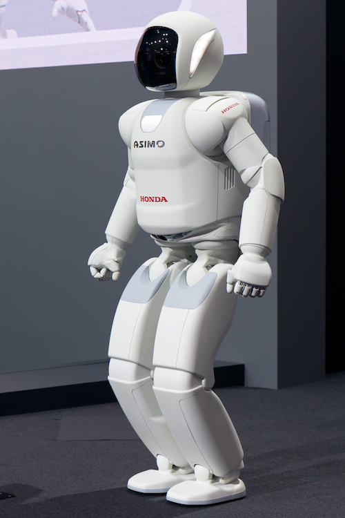 Weißer, menschenähnlicher Roboter, der sich sehr gut auf zwei Beinen bewegen kann.