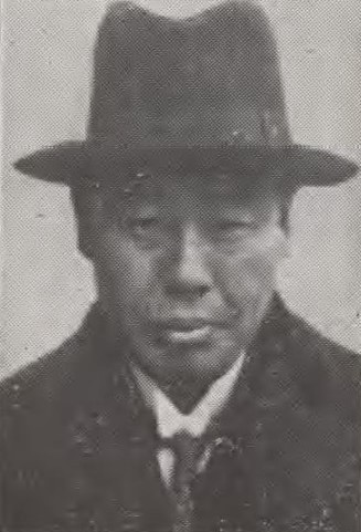 Schwarzweiß-Foto von einem Herrn mit Hut