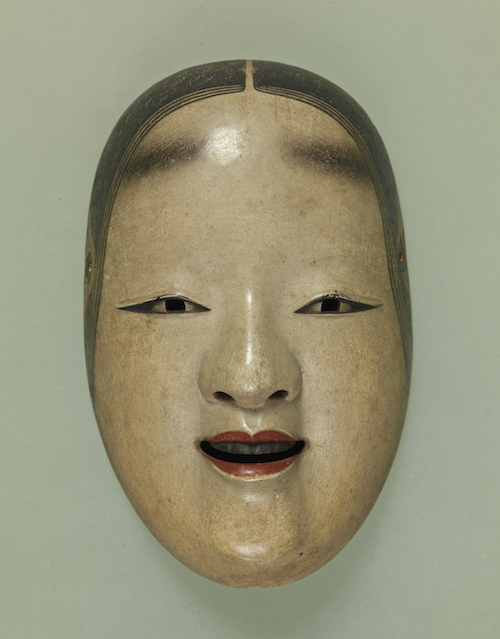 Nō-Maske mit sanften Gesichtszügen einer jungen Frau, perfekte Schönheit symbolisierend