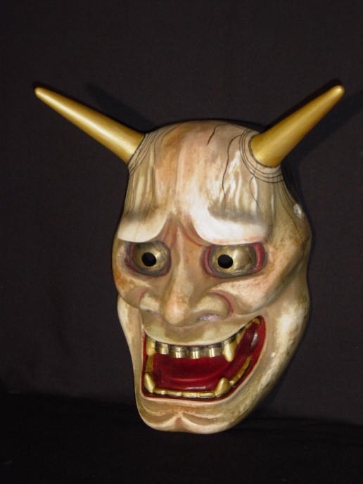 Nō-Maske ähnlich wie Hannya, im Ausdruck noch weiter gesteigert