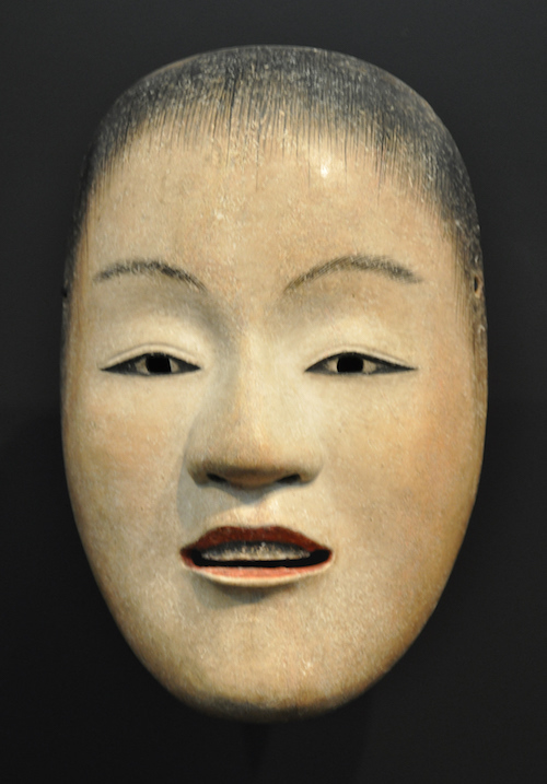 Nō-Maske mit sanften, fast weiblichen Gesichtszügen eines jungen Mannes
