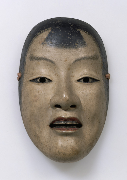 Nō-Maske mit Gesichtszügen eines jungen Mannes, mit aufgemalter Haarlocke in Form eines Gingko-Blattes