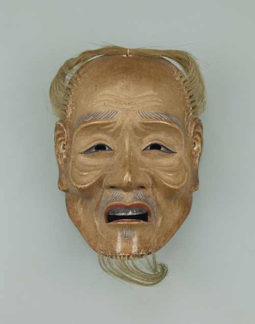 Nō-Maske mit Gesichtszügen eines alten Mannes, tiefe Falten, Kopf- und Barthaare in Maske eingearbeitet
