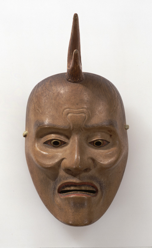 Nō-Maske mit Gesichtszügen eines Mannes, mit einem Geweih auf der Kopfmitte, Augen golden bemalt
