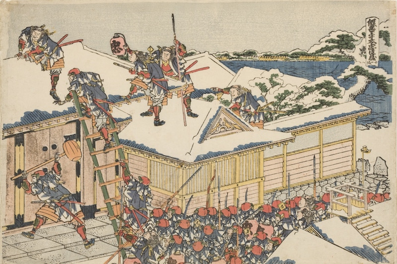 Männer in der Uniform der Feuerbrigaden klettern auf das mit Schnee bedeckte Dach eines Hauses