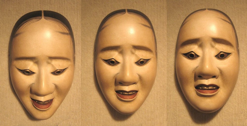 Eine Maske dreimal unter verschiedenen Winkeln fotografiert.
