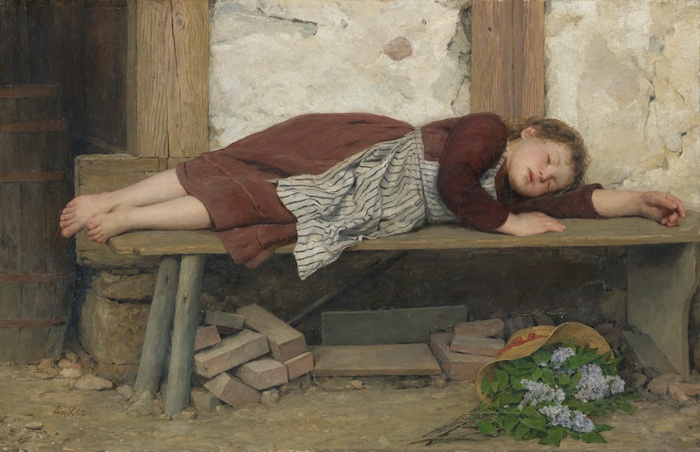 Ein Mädchen in rotem Kleid und weiß-blauer Schürze liegt auf einer Bank und schläft. Auf dem Boden vor der Bank ihr Sonnenhut und ein Fliederstrauß.