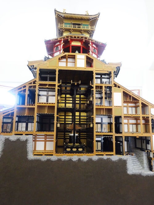 Modell, das den Blick auf die Bauweise und in die Innenräume des Burgturms freigibt.