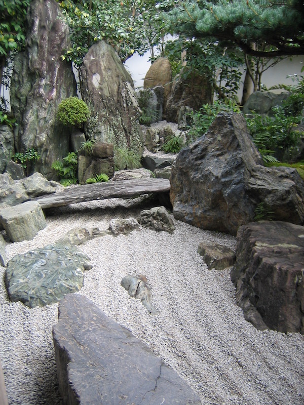 Berühmter Steingarten, der einen Wasserlauf imitiert.