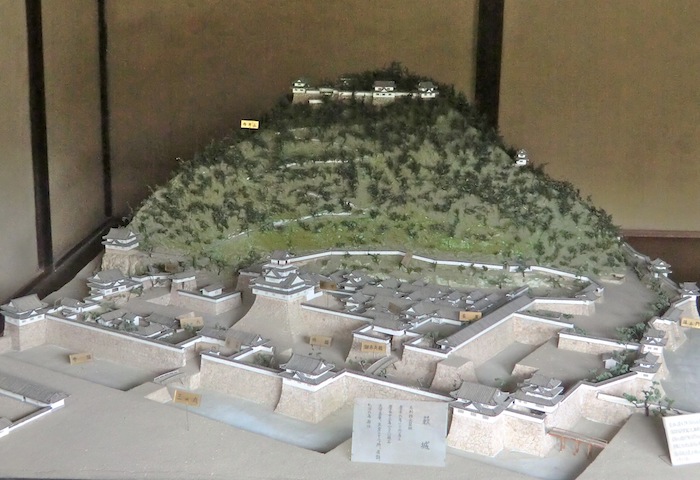 Modell des Berges mit der Burganlage.