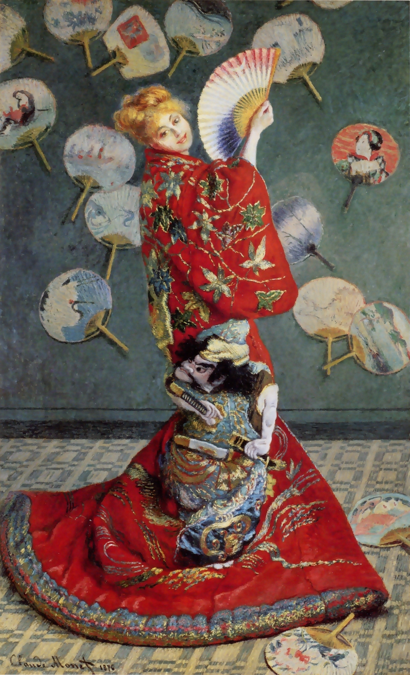 Frau mit blonder Perücke und Fächer in der rechten Hand, posiert in einem knallbunten Kimono, im Hintergrund Fächer.