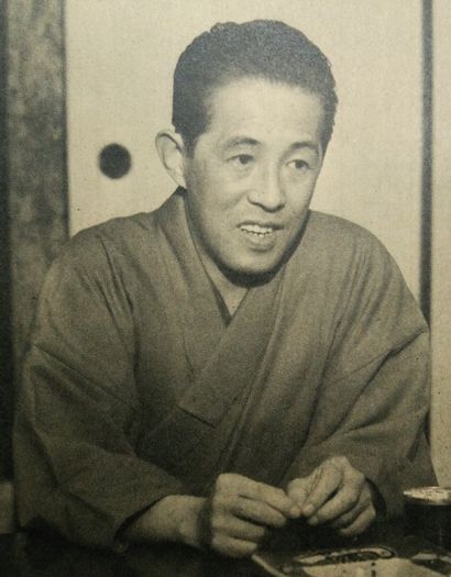 Schwarz-weiß-Foto im Kimono.