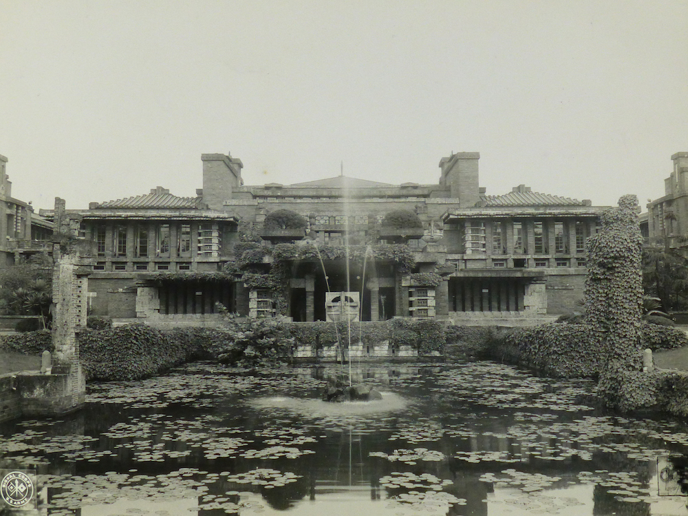 Schwarz-weiß-Aufnahme der berühmten Front des Imperial Hotel mit dem Seerosen-Becken davor.