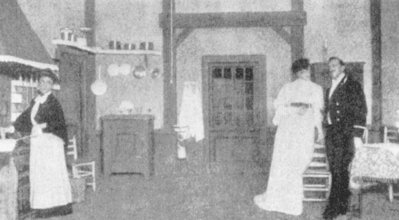 Unscharfes Schwarz-weiß-Foto einer Szene in der Küche mit einem verliebten Paar und der Köchin.