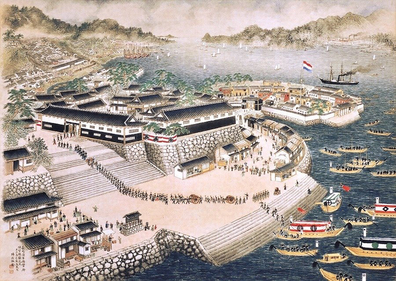 Äußerst belebter Hafen von Nagasaki, in der Mitte die künstliche Insel Dejima, Ansicht aus Vogelperspektive.