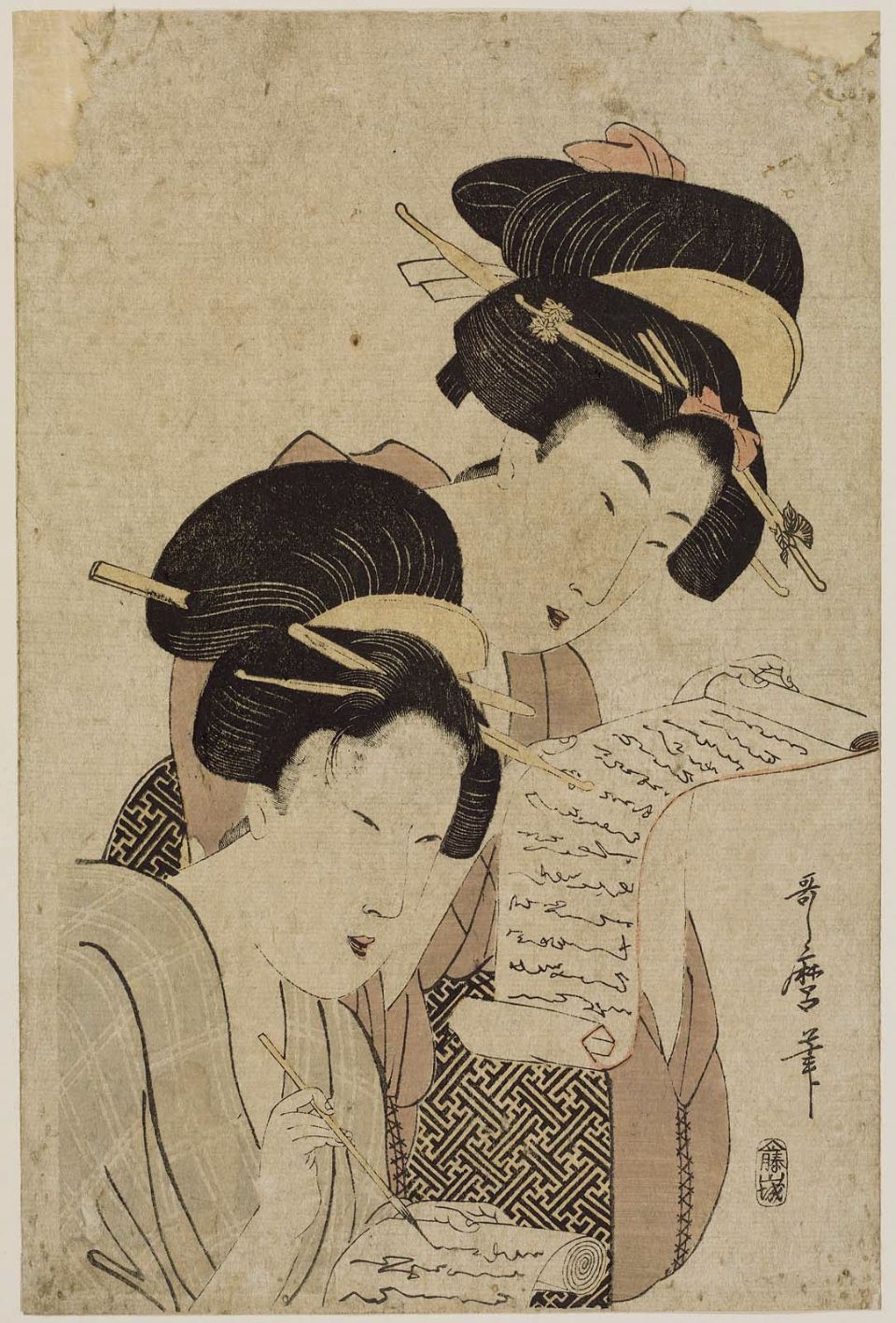 Eine Frau im Vordergrund schreibt einen Brief, eine Frau im Hintergrund liest einen Brief.