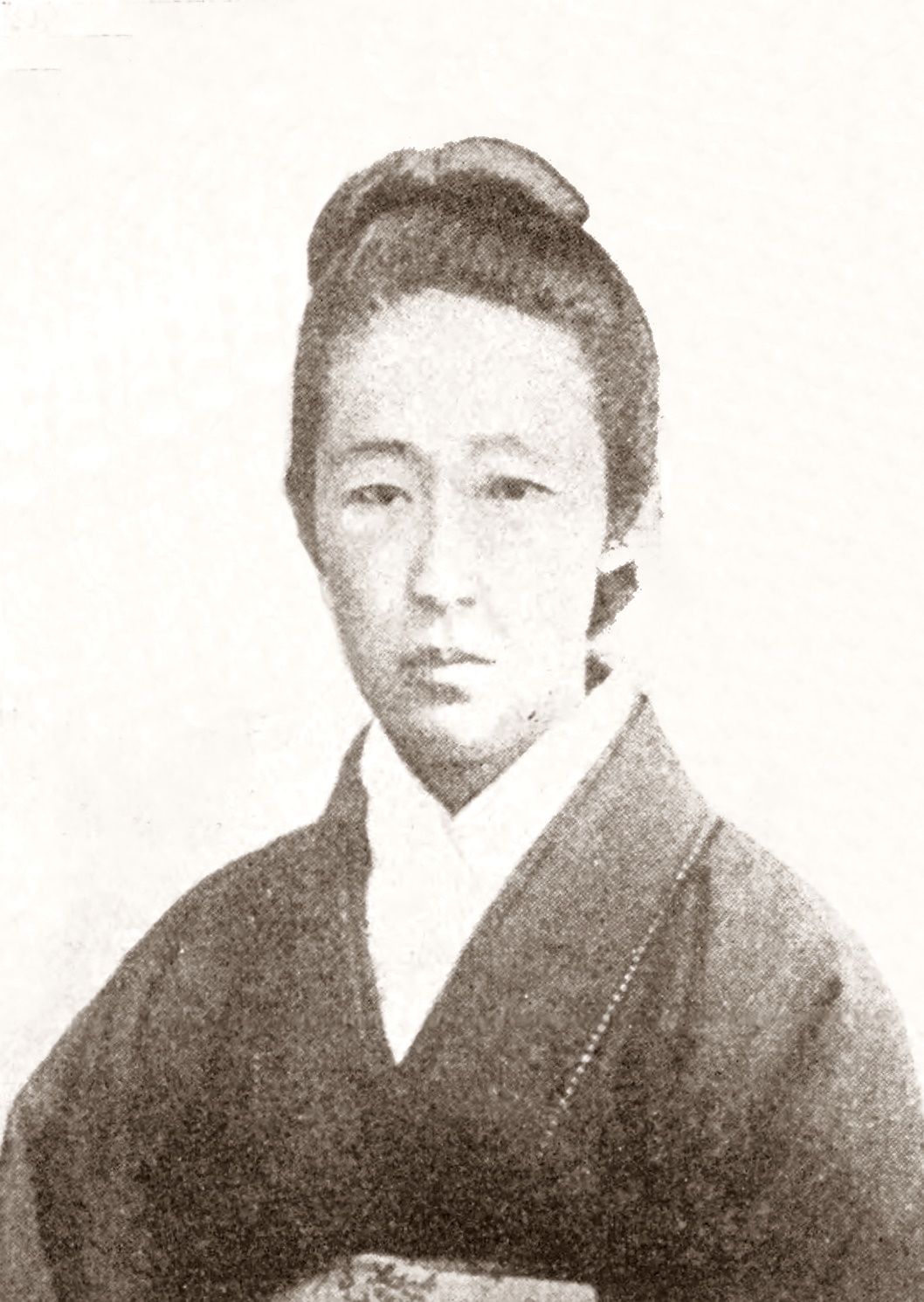 Portraitbild in Schwarzweiß einer Dame in dunklem Kimono.
