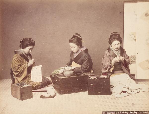 Foto von drei Frauen: sie schreiben, lesen und nähen.
