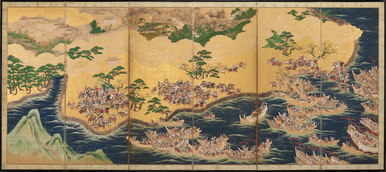 Wandschirm mit vergoldetem Hintergrund; darauf Gebäude, Seen und Berge, in deren Umfeld sich verschiedene Schlachtszenen abspielen.