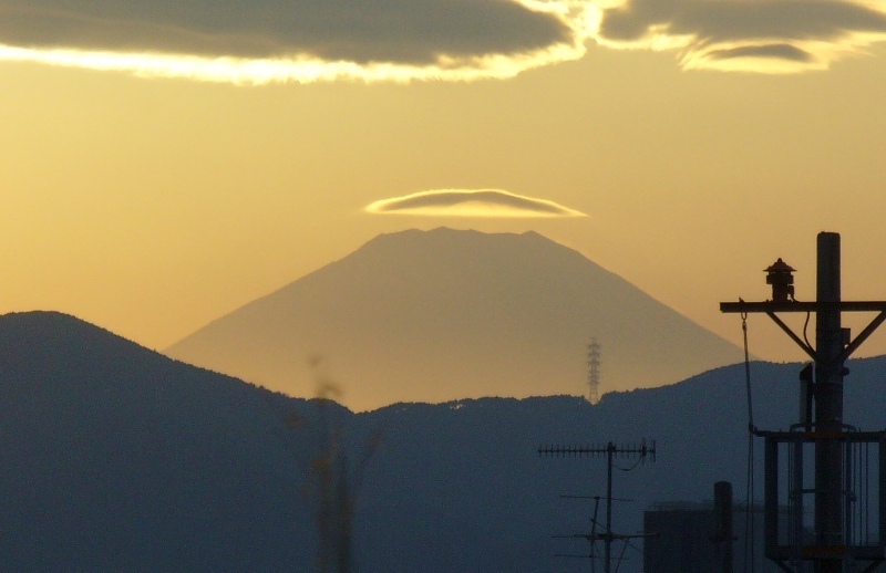 Abenddämmerung, im Hintergrund der Berg Fuji mit Wolkenhut