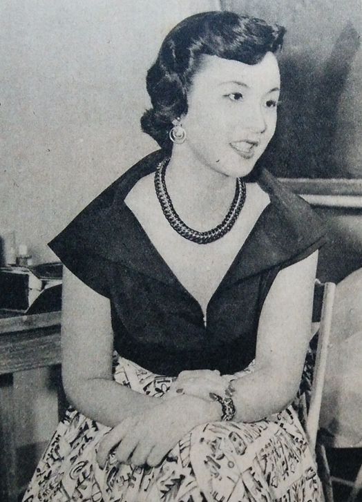 Schwarzweiß-Foto einer sitzenden Japanerin mit äußerst gepflegtem Äußeren, Kette, Kleid
